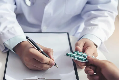 врач дает препараты для лечения паранойи